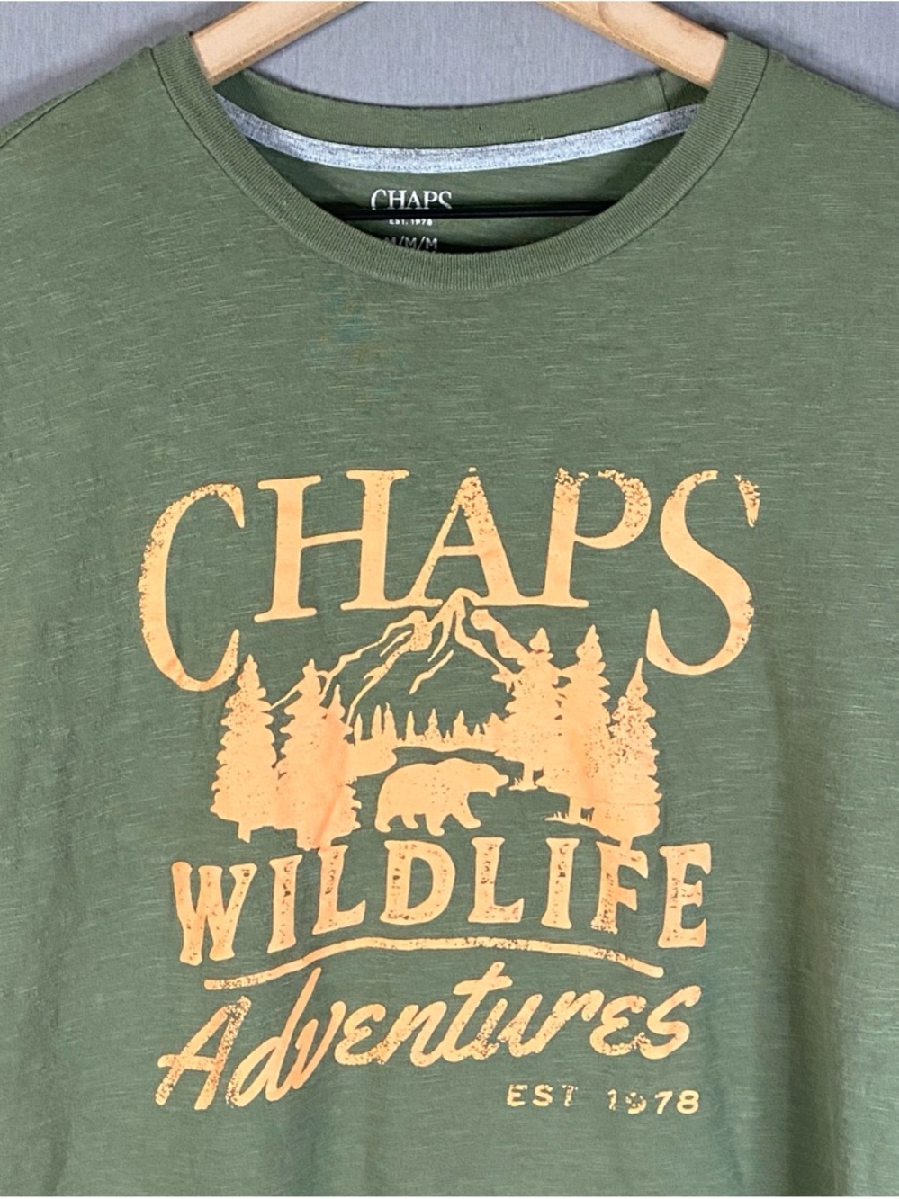 Men’s Chaps Short Sleeve Graphic Crewneck Tee in Green & Orange Size Medium - Picture 3 of 6